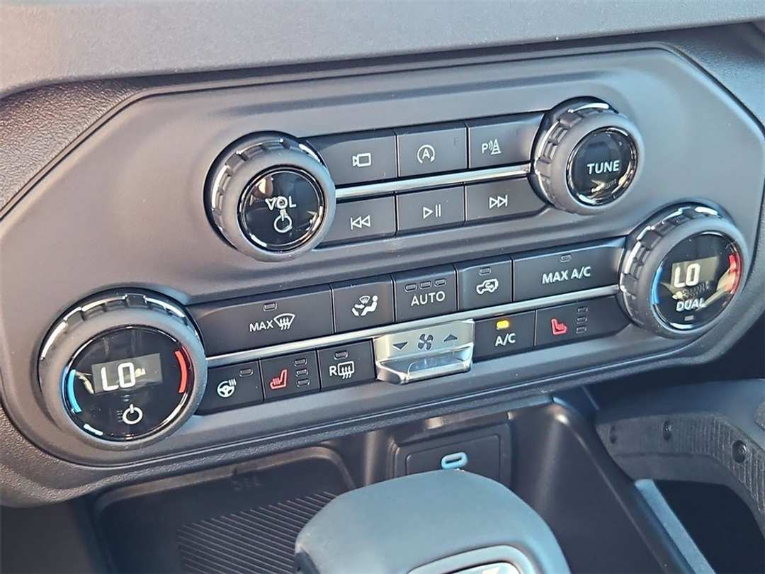 2025 Ford Bronco Outer Banks - Image 21