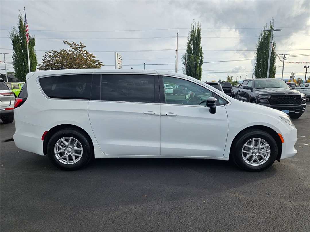 2026 Chrysler Voyager LX - Image 7