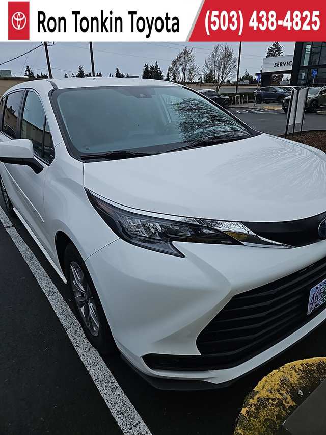 2024 Toyota Sienna LE