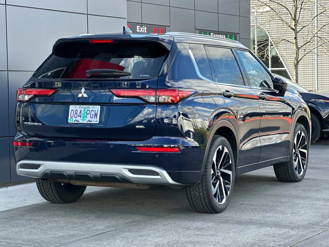 2023 Mitsubishi Outlander - Image 3