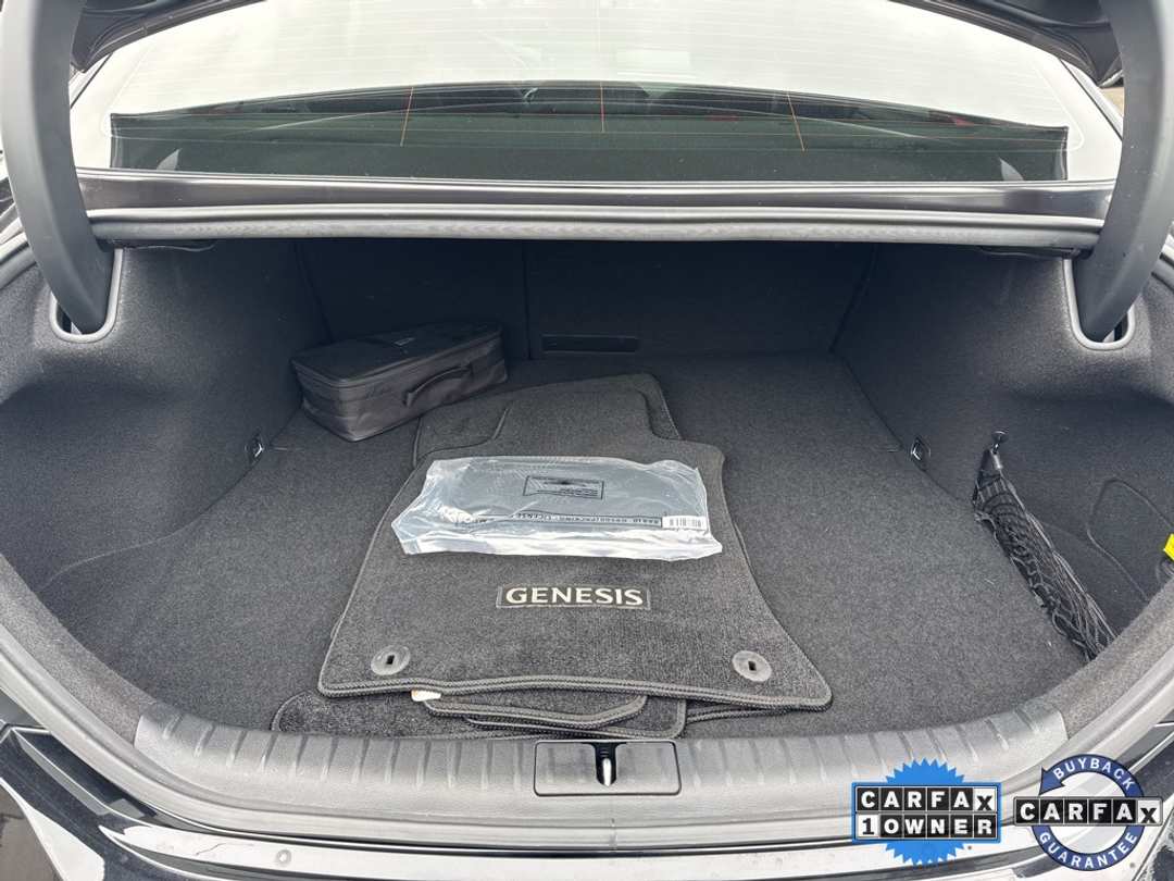 2023 Genesis G70 2.0T - Image 12