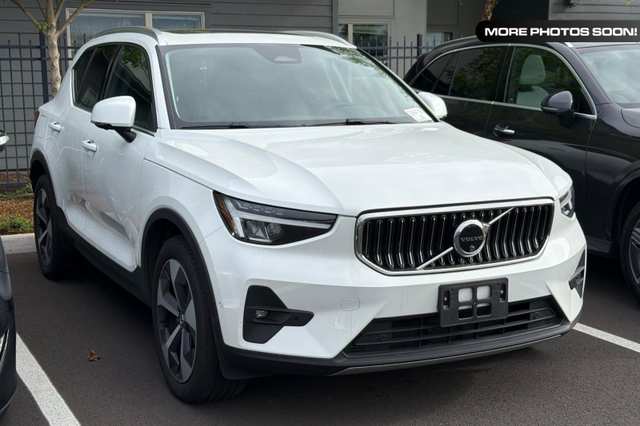 2025 Volvo Xc40 B5 Plus Bright Theme
