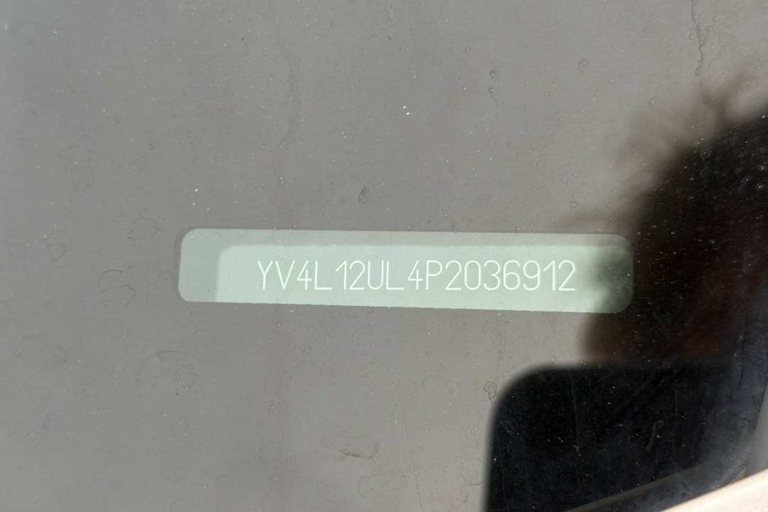 2023 Volvo Xc40 B5 Plus Dark Theme - Image 2