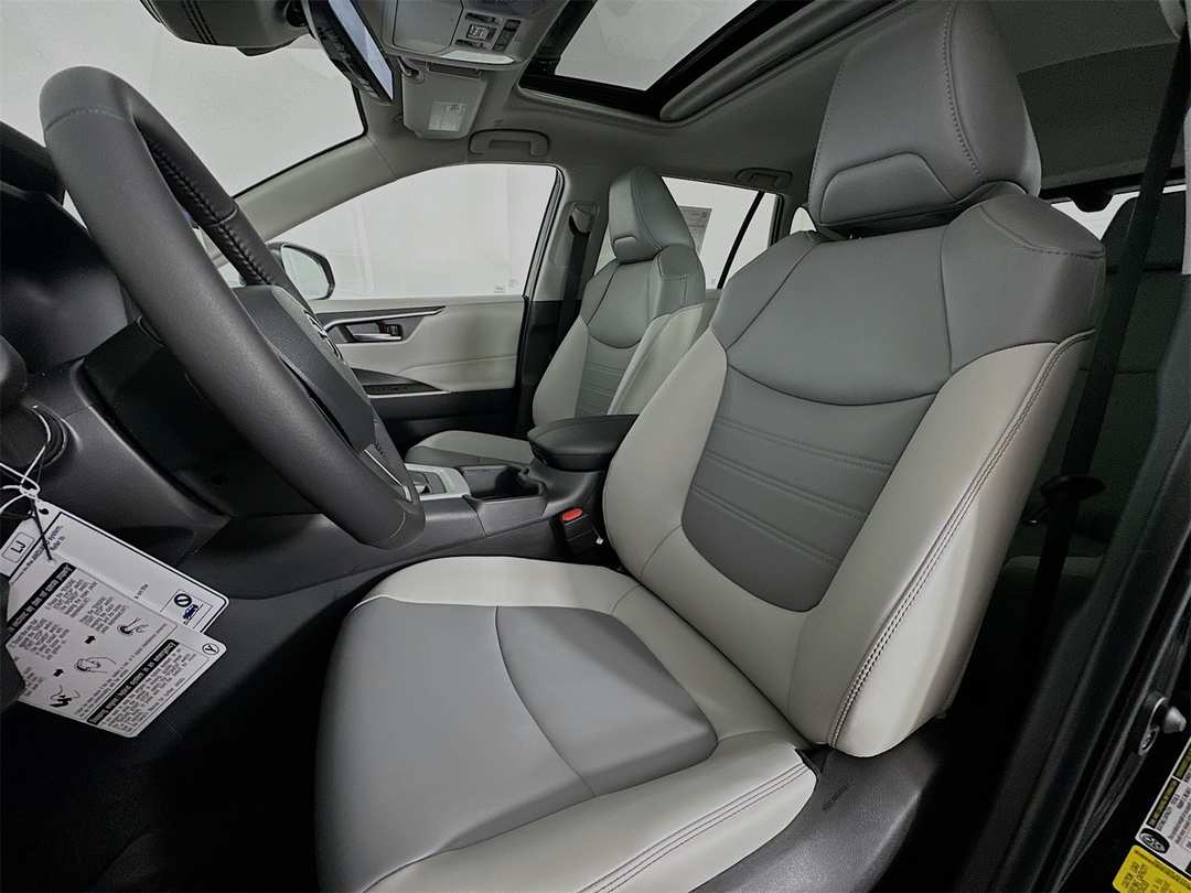 2025 Toyota Rav4 XLE Premium - Image 22