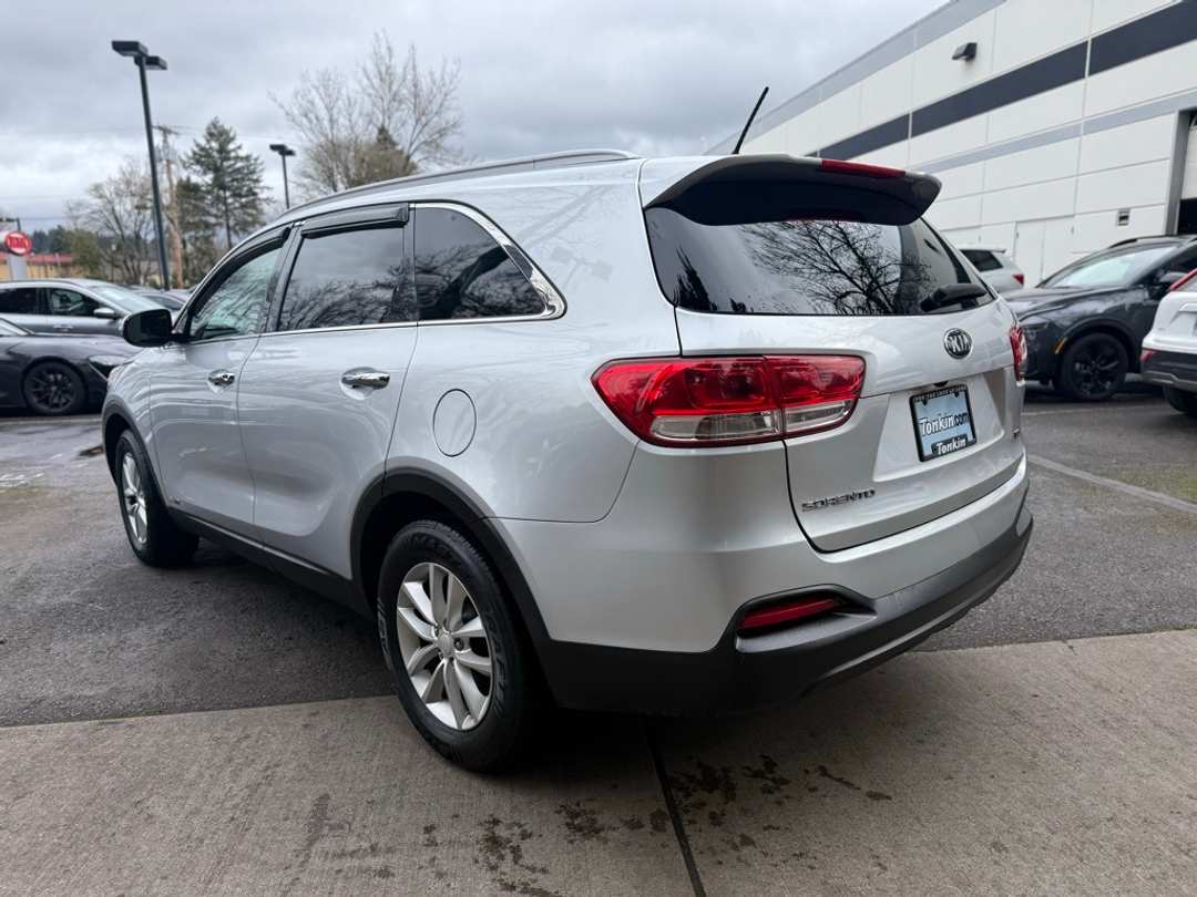 2017 Kia Sorento LX - Image 11