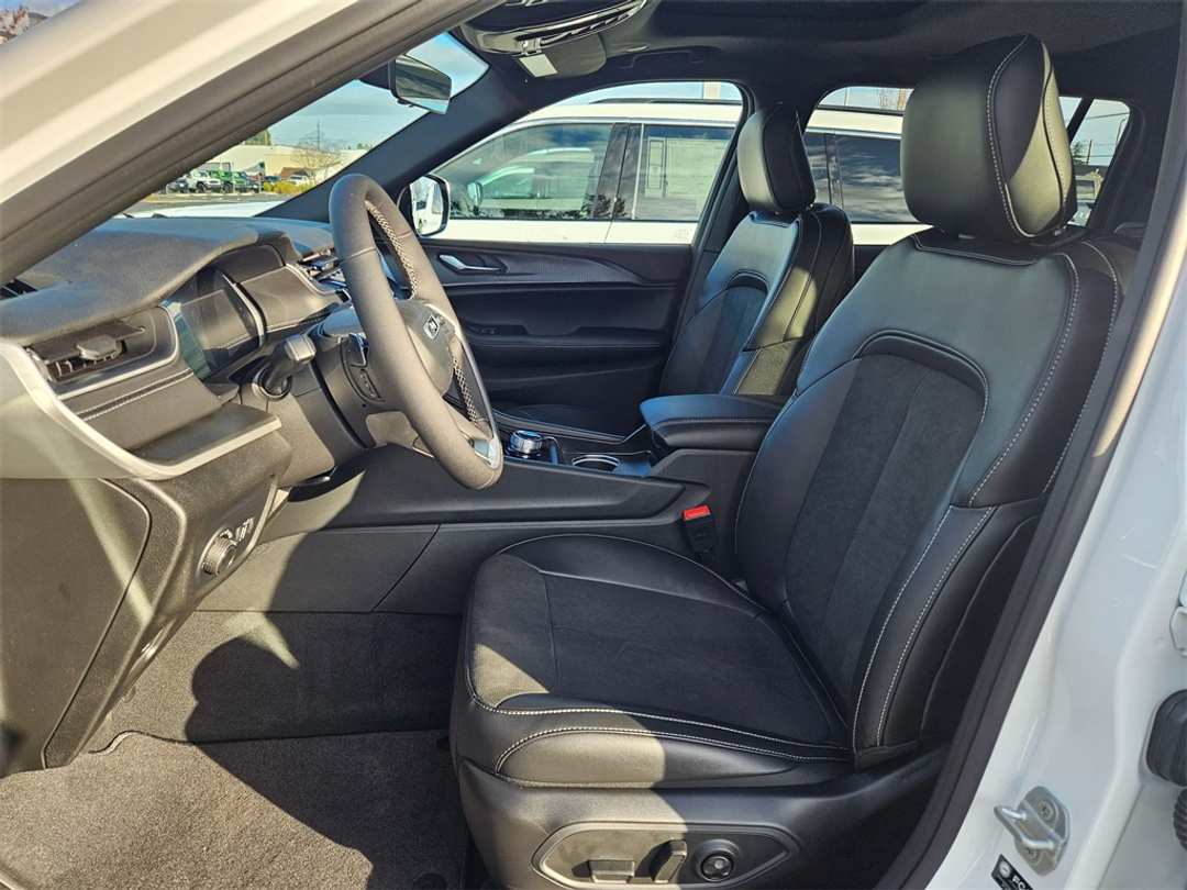 2025 Jeep Grand Cherokee L Altitude X - Image 14