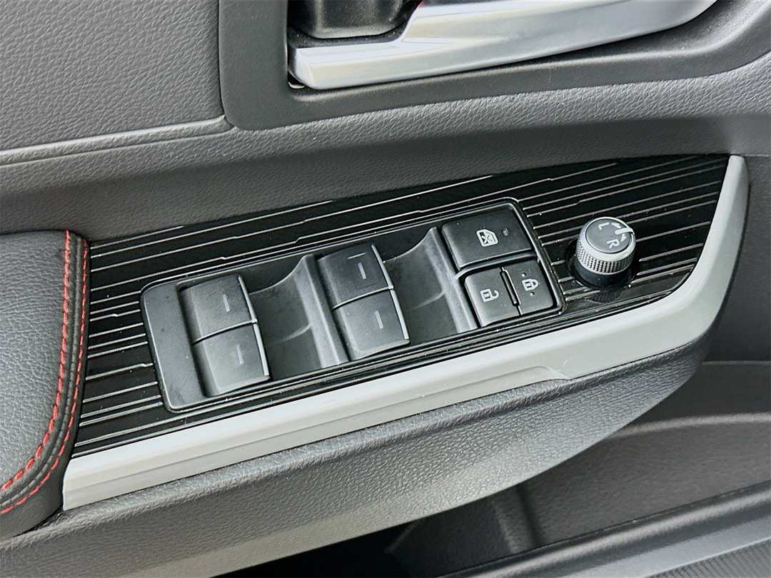 2025 Toyota Sienna XSE - Image 18