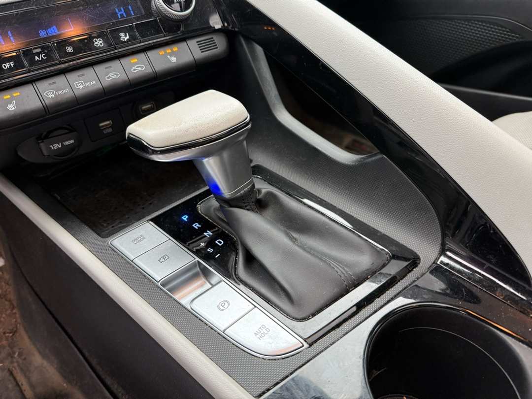 2021 Hyundai Elantra Limited - Image 16