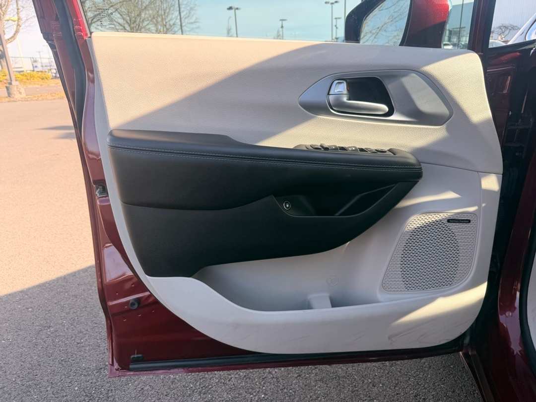 2018 Chrysler Pacifica Limited - Image 12