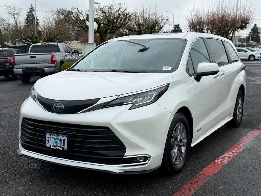 2021 Toyota Sienna XLE - Image 4