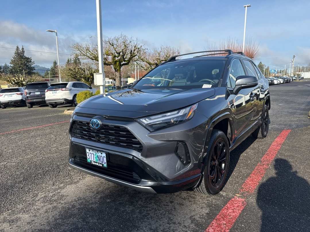 2022 Toyota Rav4 SE - Image 3