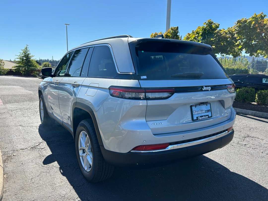 2025 Jeep Grand Cherokee Laredo X - Image 8