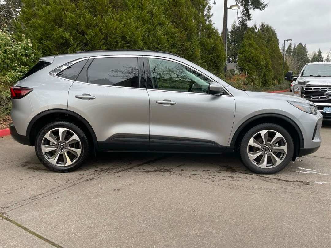 2024 Ford Escape Platinum - Image 3