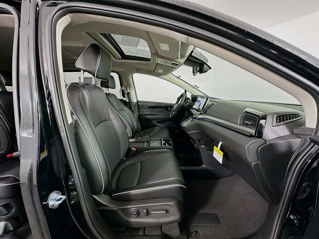 2026 Honda Odyssey Touring - Image 31