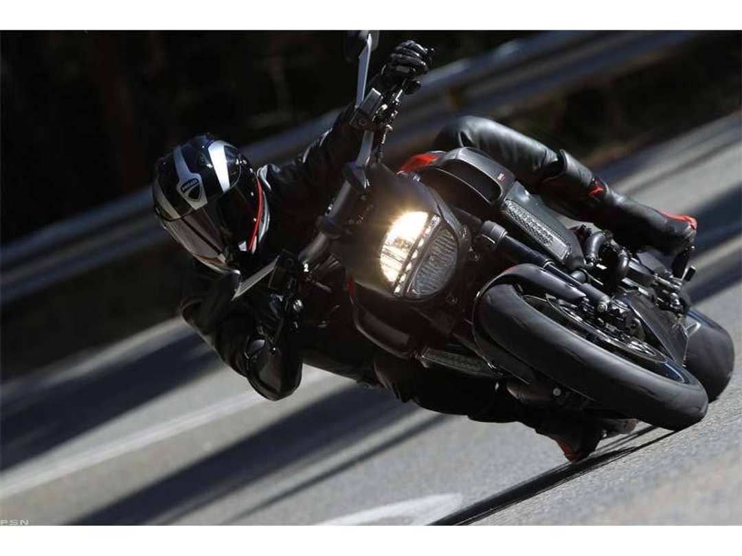 2012 Ducati Diavel Carbon - Image 3