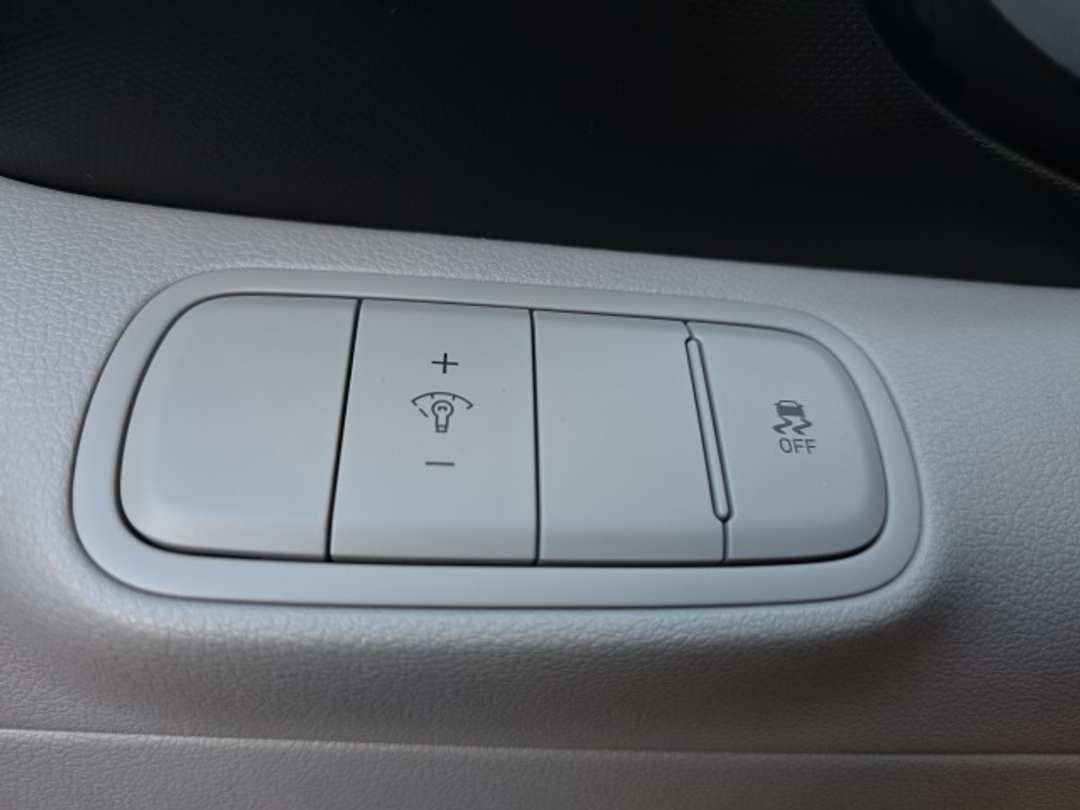 2025 Hyundai Venue SEL - Image 11