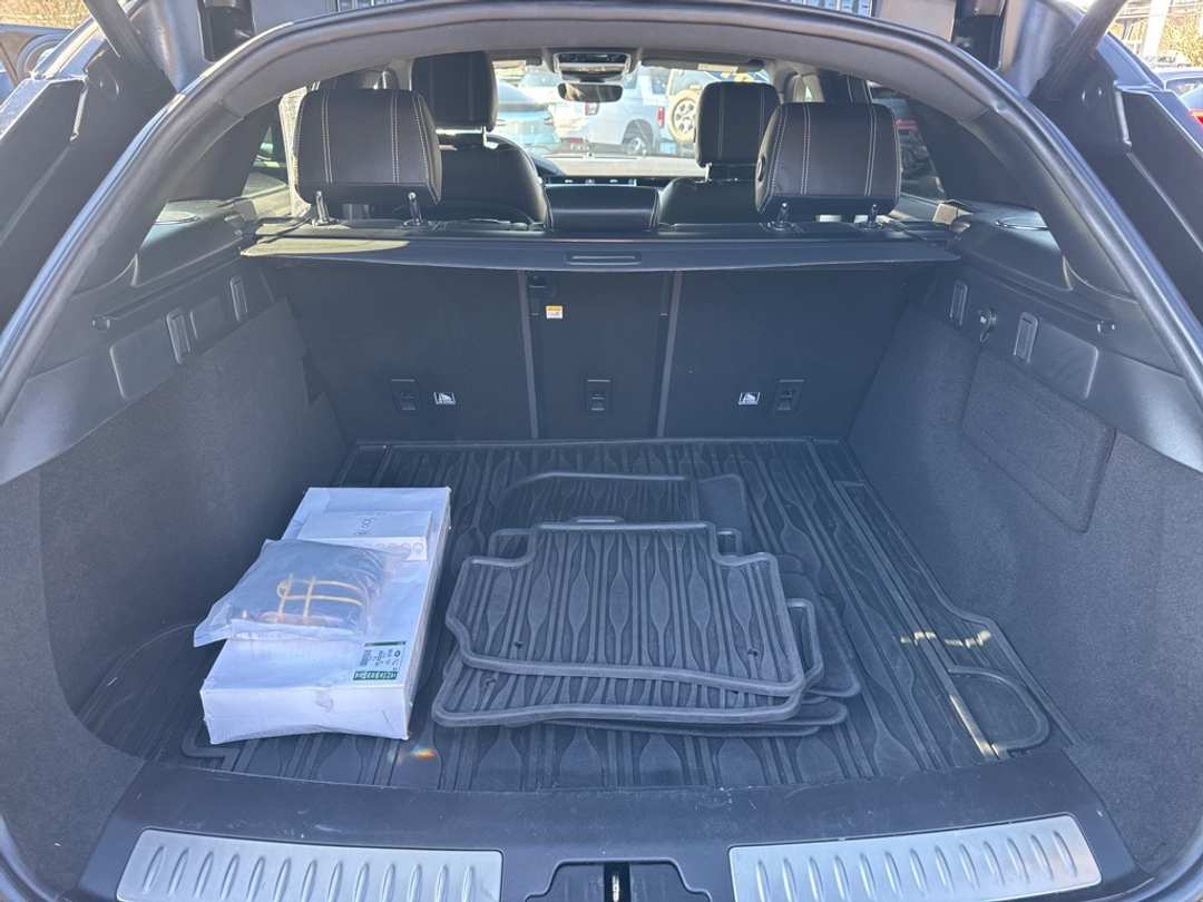 2019 Land Rover Range Rover Velar SE RDynamic - Image 12