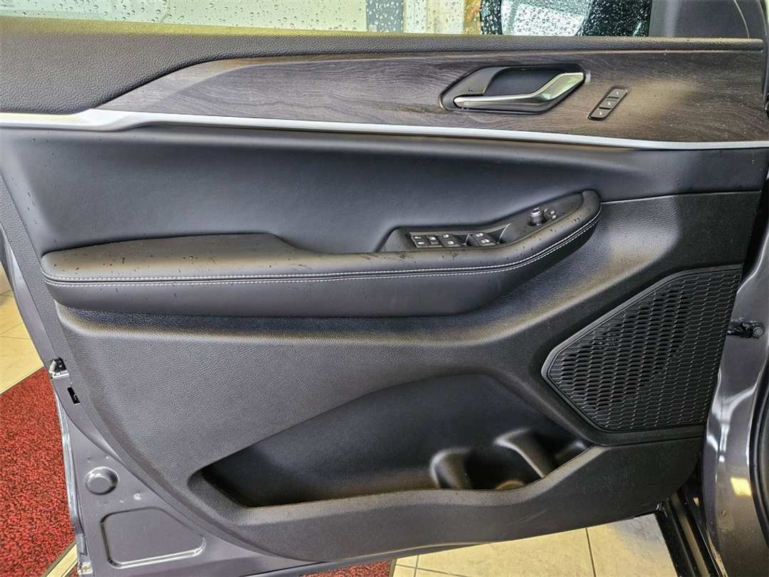 2025 Jeep Grand Cherokee Limited - Image 10