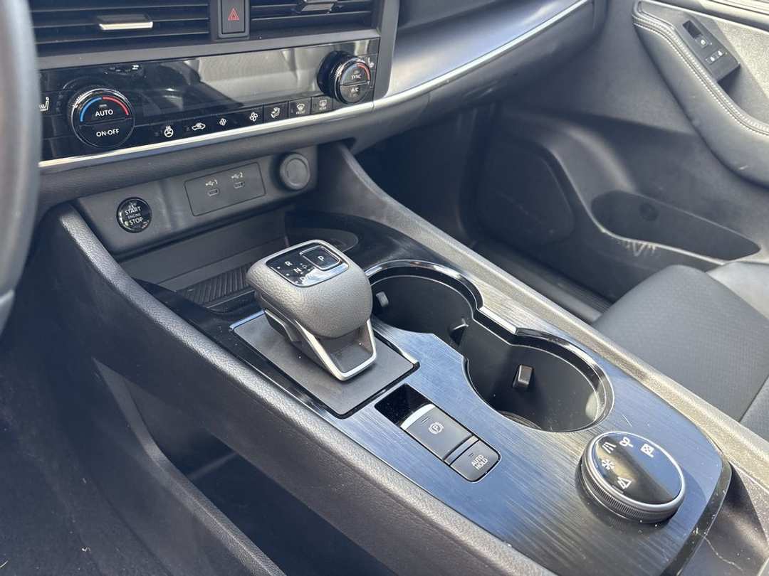 2024 Nissan Rogue SV Moonroof - Image 3