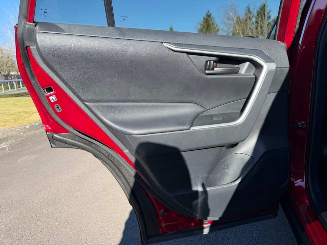 2019 Toyota Rav4 LE - Image 29