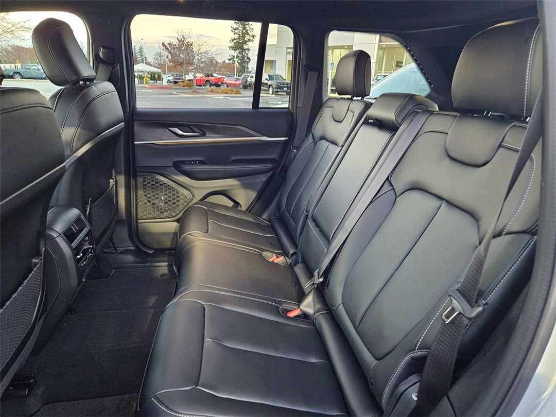 2025 Jeep Grand Cherokee Limited - Image 29