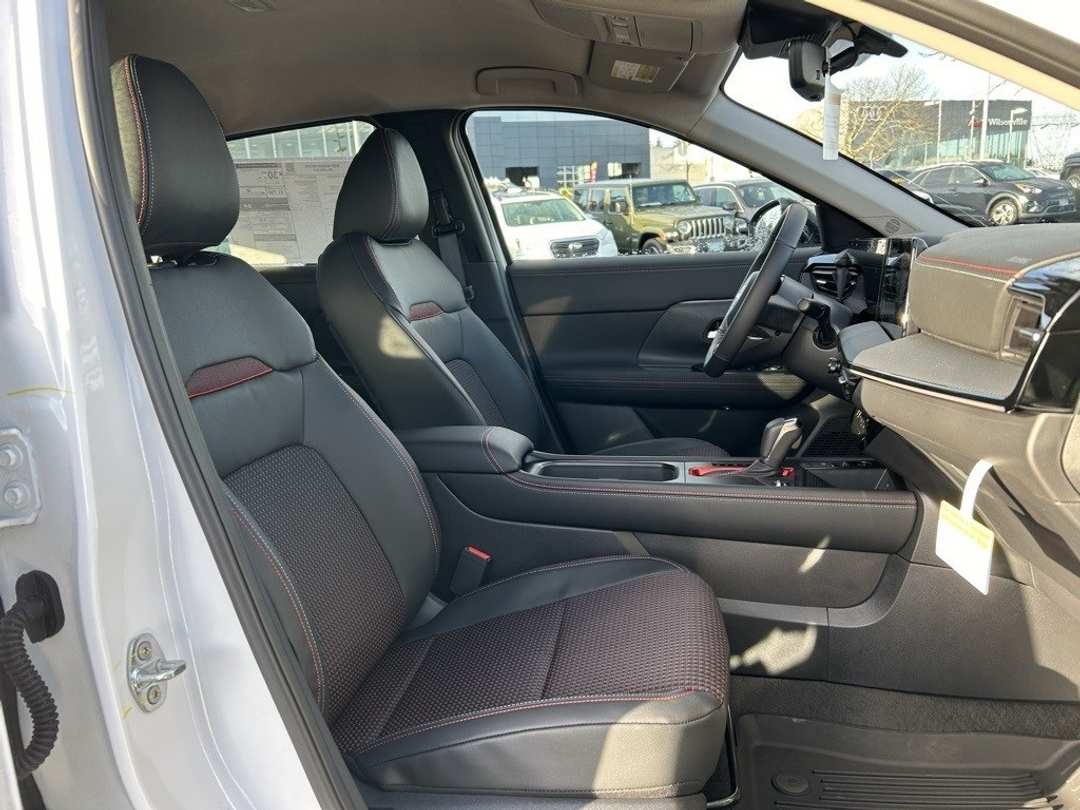 2025 Nissan Kicks SR - Image 26