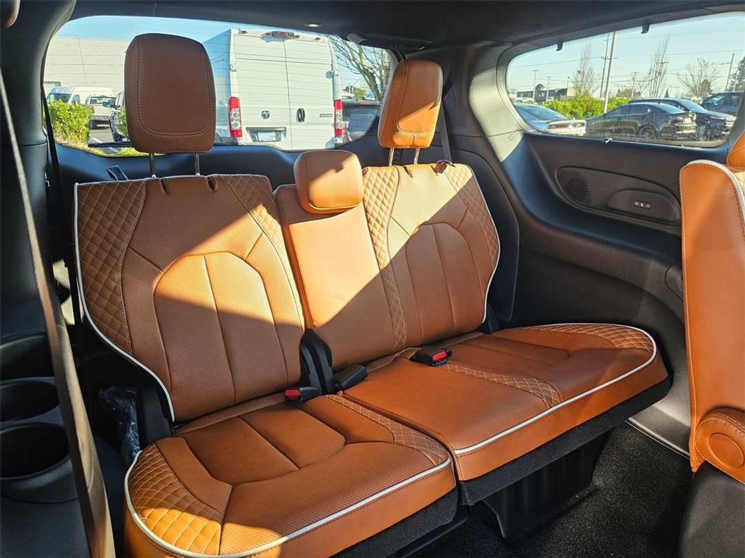 2026 Chrysler Pacifica Pinnacle - Image 39