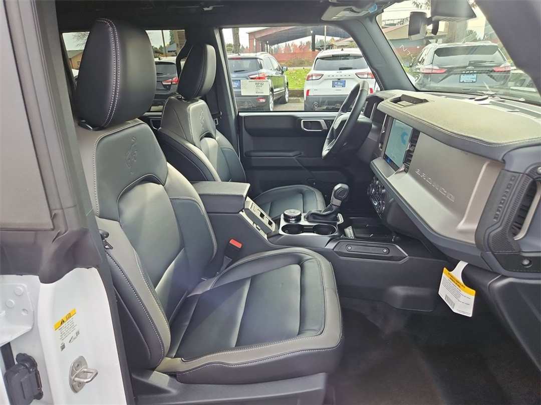 2025 Ford Bronco Outer Banks - Image 32