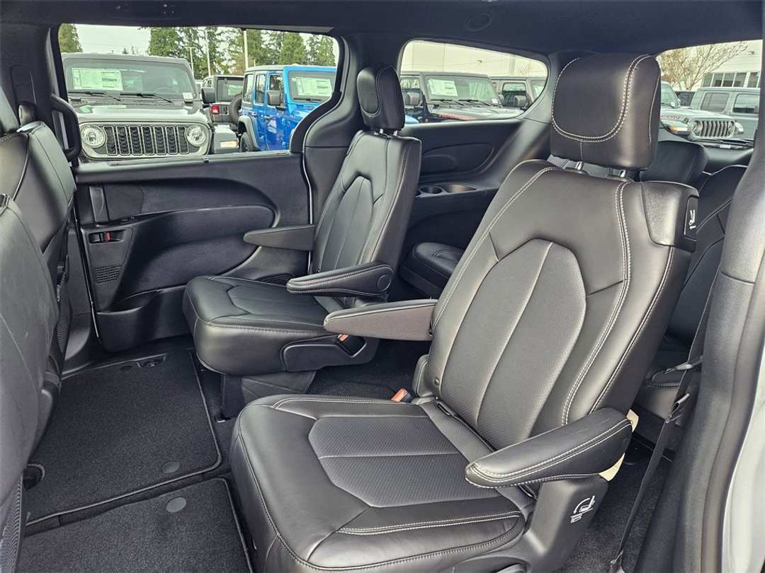 2026 Chrysler Pacifica Select - Image 30