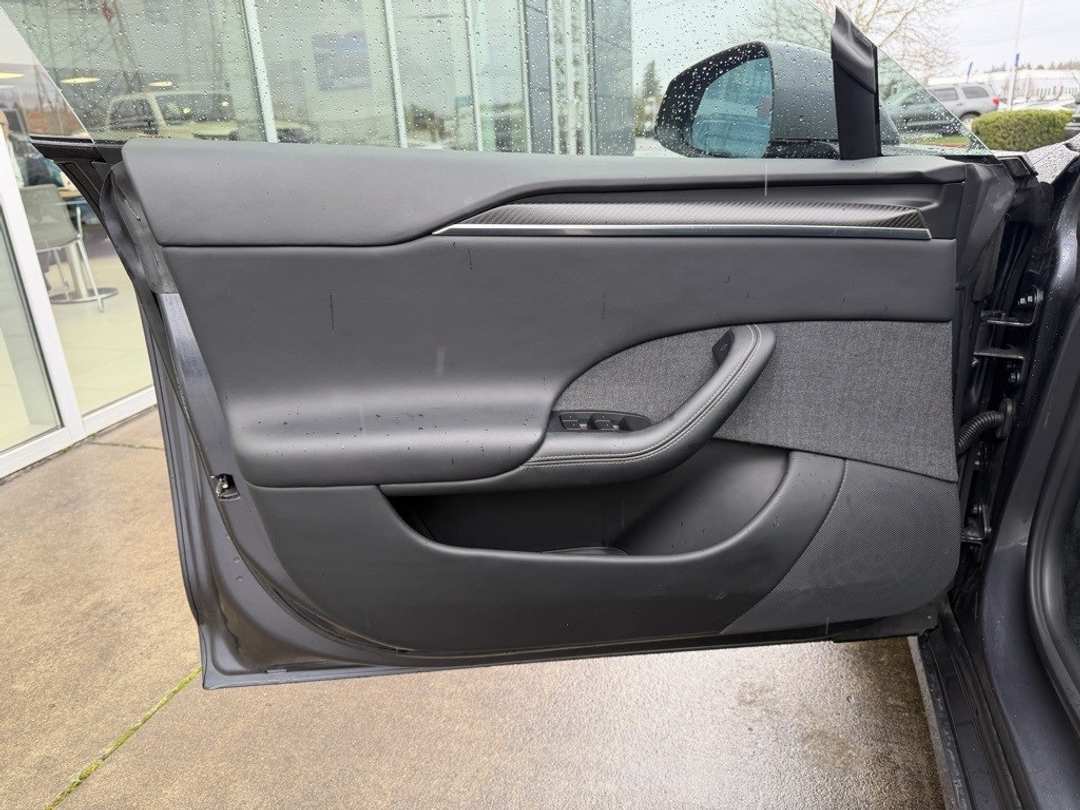 2021 Tesla Model S Plaid - Image 13