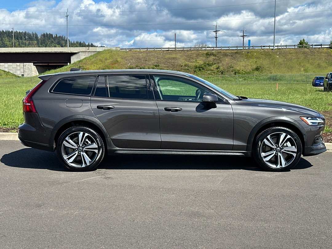 2025 Volvo V60 Cross Country B5 Plus - Image 2