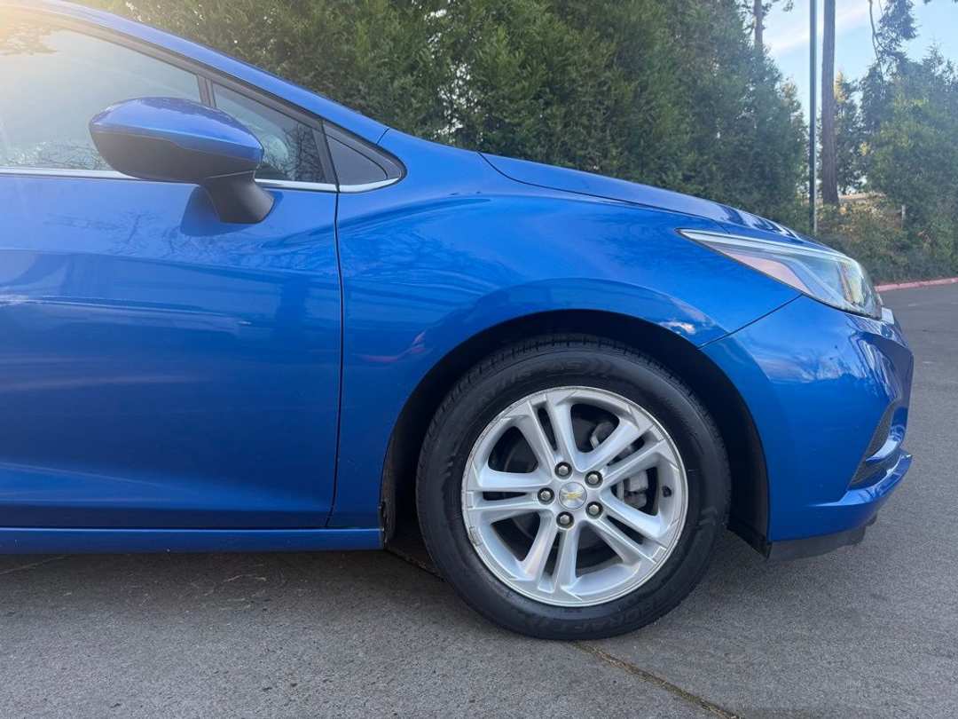 2017 Chevrolet Cruze LT - Image 3