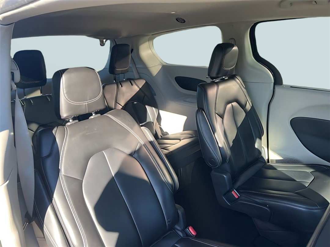 2023 Chrysler Pacifica Touring L - Image 11