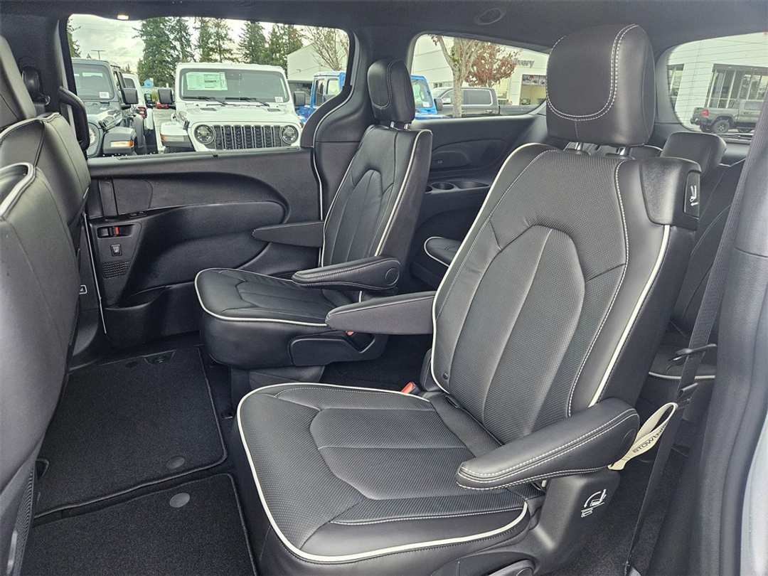 2026 Chrysler Pacifica Limited - Image 28