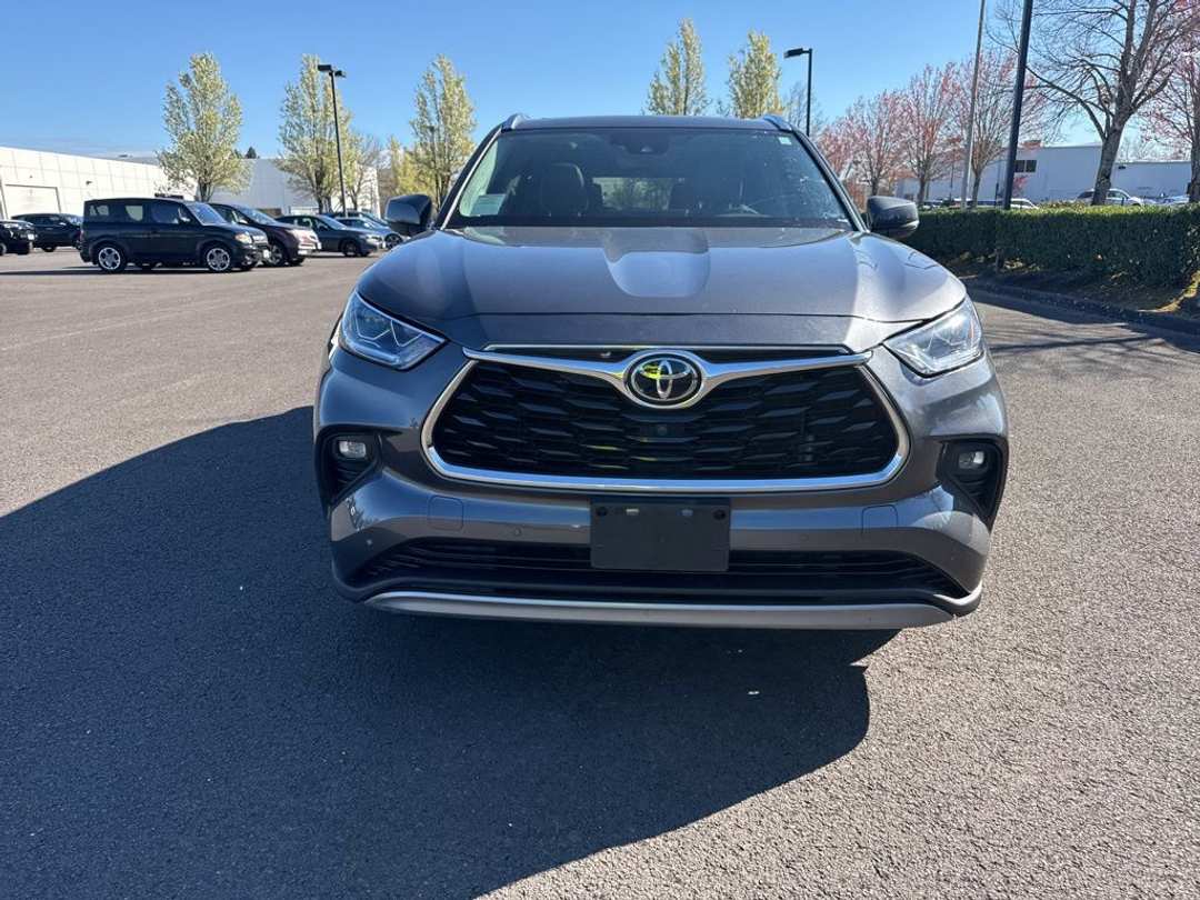 2022 Toyota Highlander Platinum - Image 2