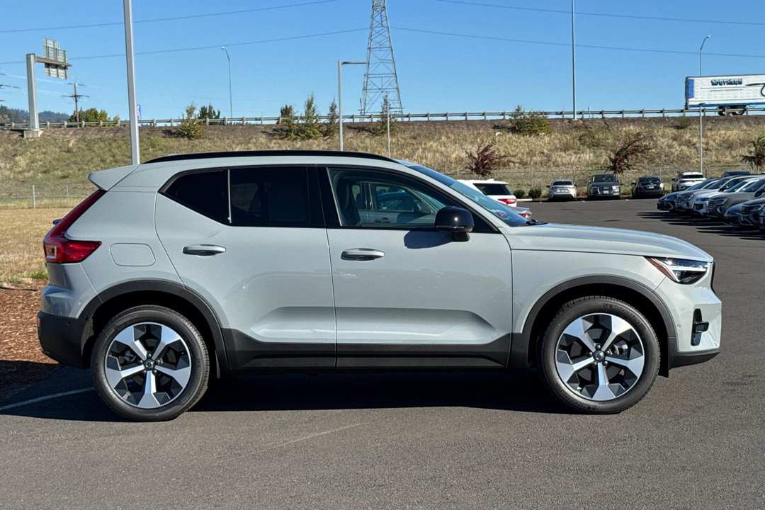 2026 Volvo Xc40 B5 Plus - Image 2