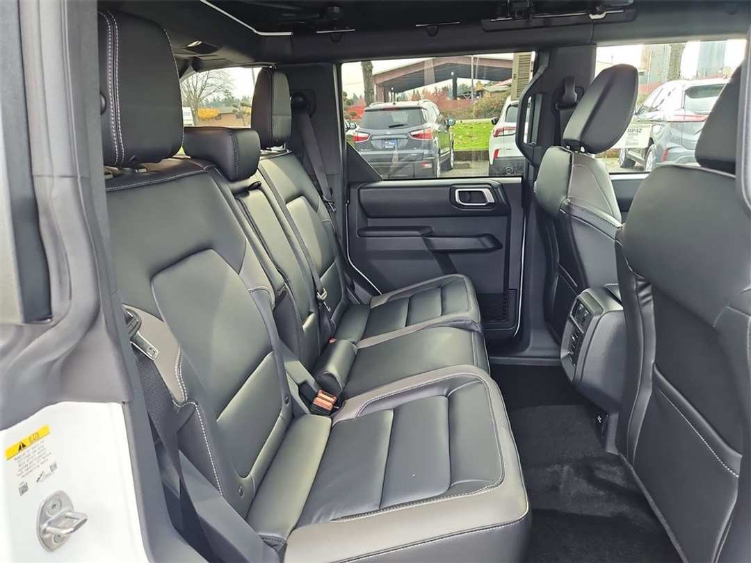 2025 Ford Bronco Outer Banks - Image 30