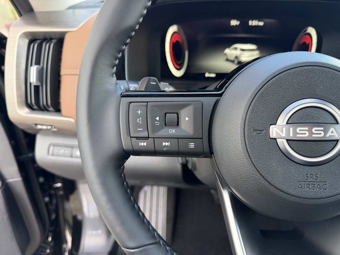 2025 Nissan Pathfinder Platinum - Image 17