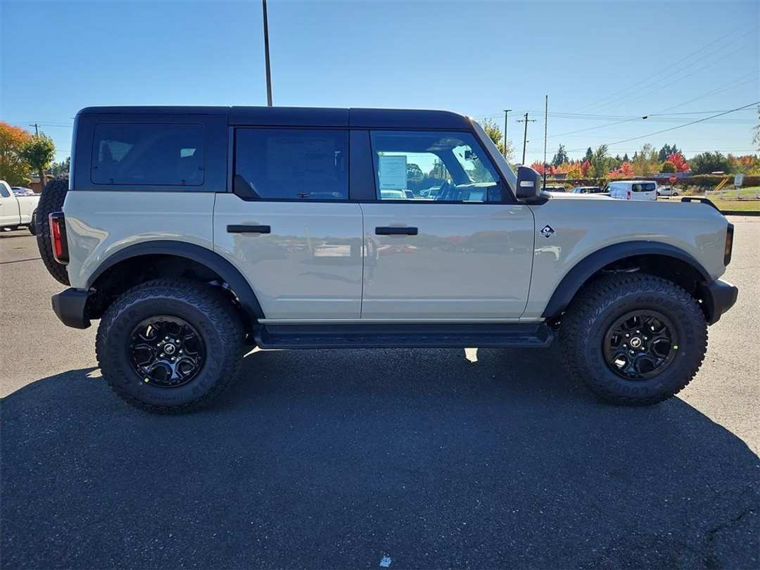 2025 Ford Bronco Outer Banks - Image 6