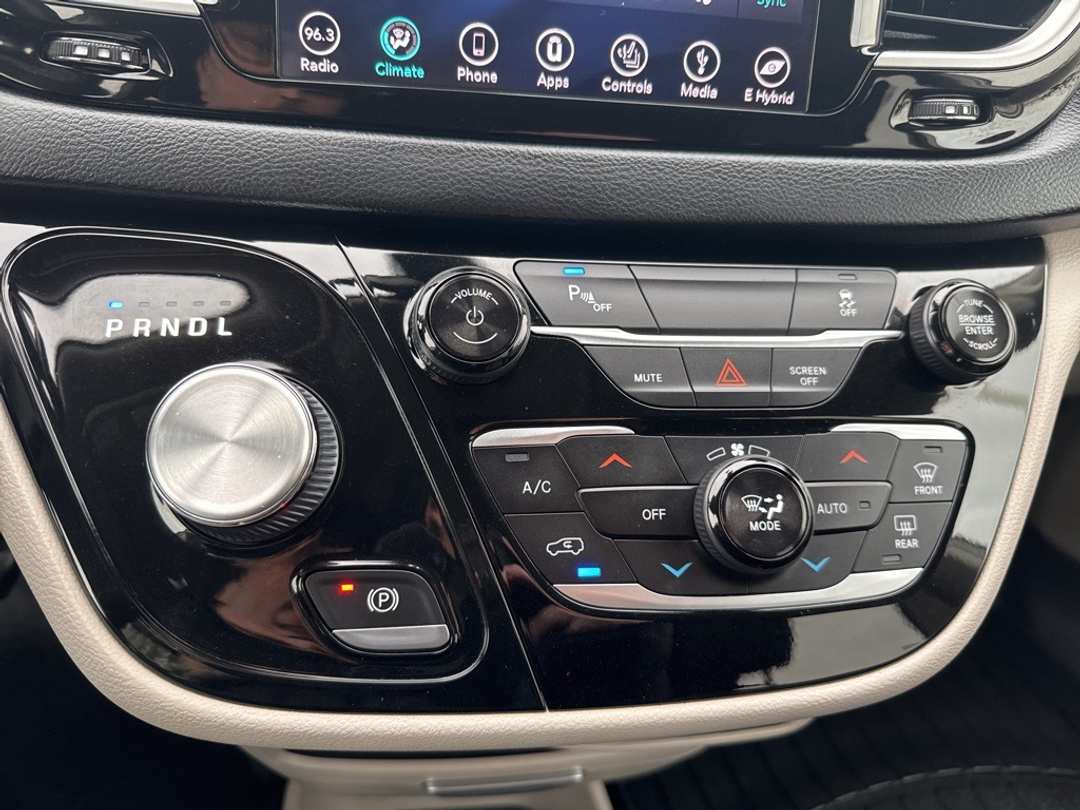 2018 Chrysler Pacifica Touring L - Image 15