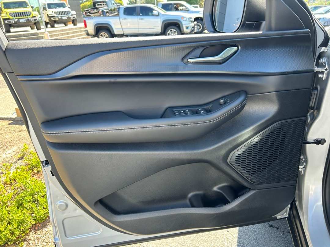 2025 Jeep Grand Cherokee Laredo X - Image 10