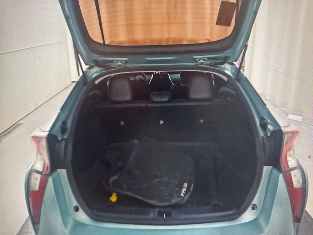 2017 Toyota Prius Three Touring - Image 8