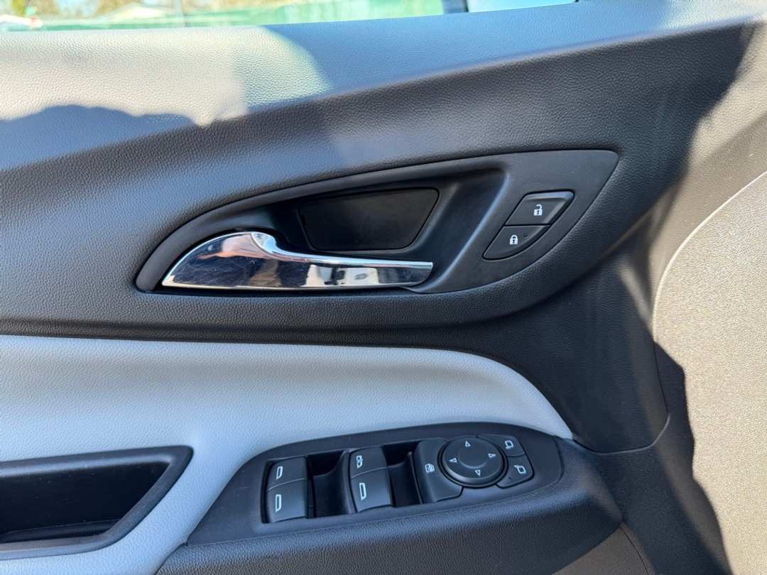 2020 Chevrolet Equinox LS - Image 13