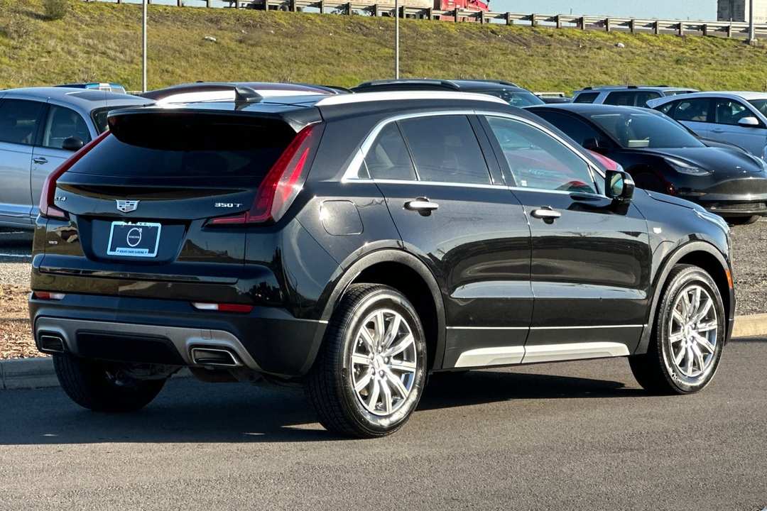 2023 Cadillac Xt4 Premium Luxury - Image 3