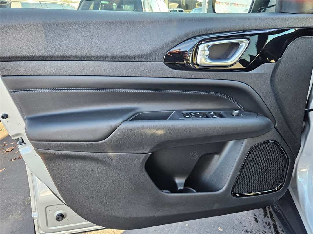 2026 Jeep Compass Latitude - Image 10