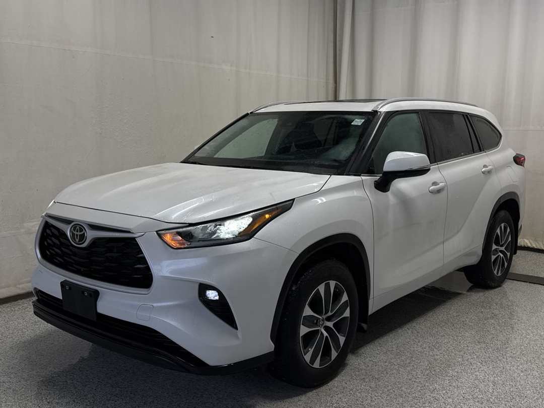 2024 Toyota Highlander XLE - Image 2