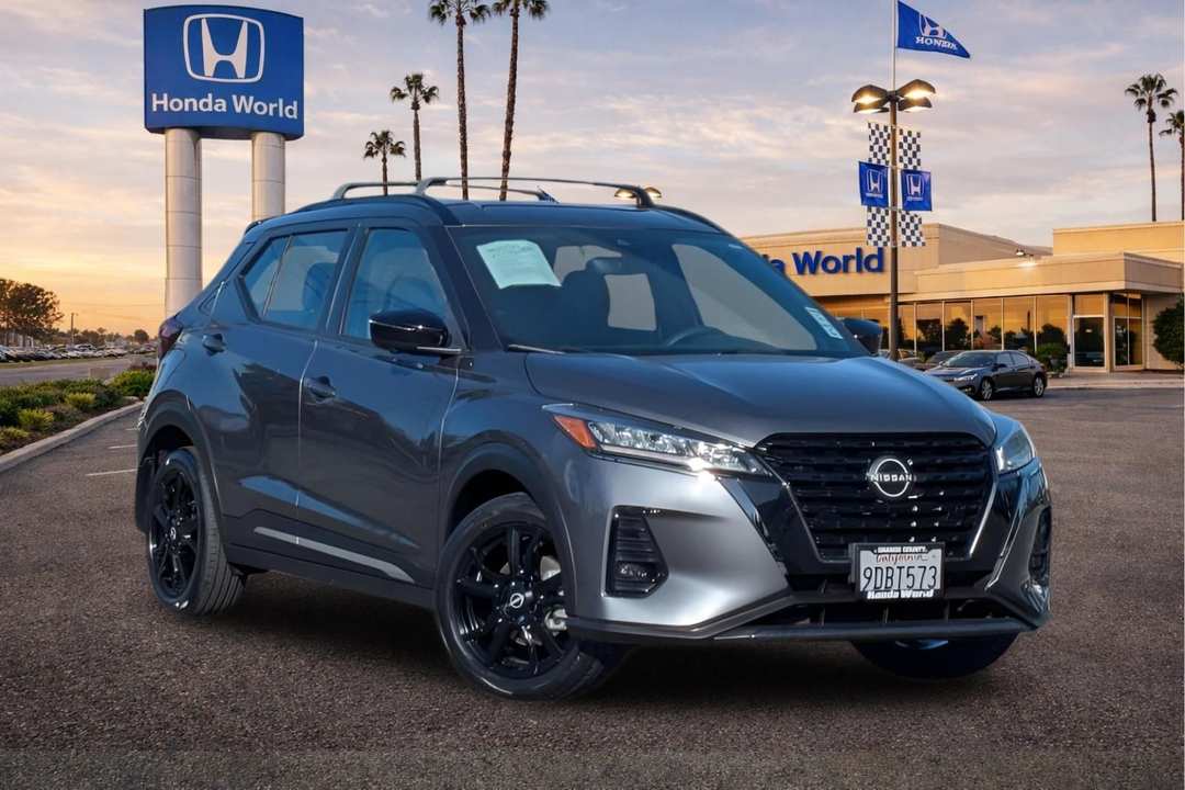 2023 Nissan Kicks SR - Image 2