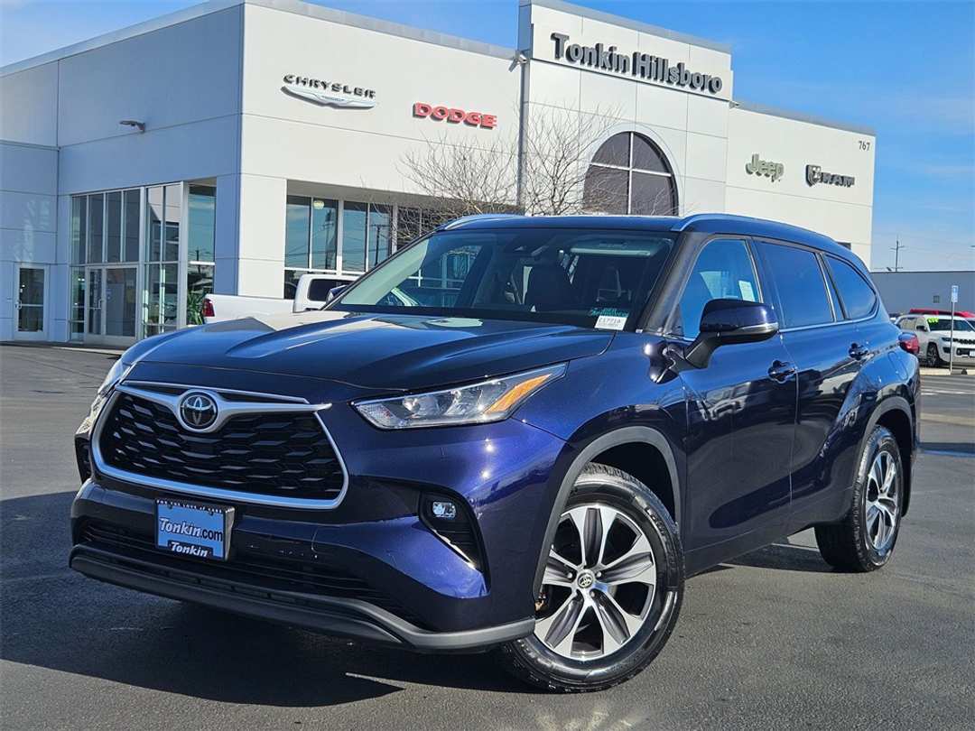 2020 Toyota Highlander XLE - Image 2