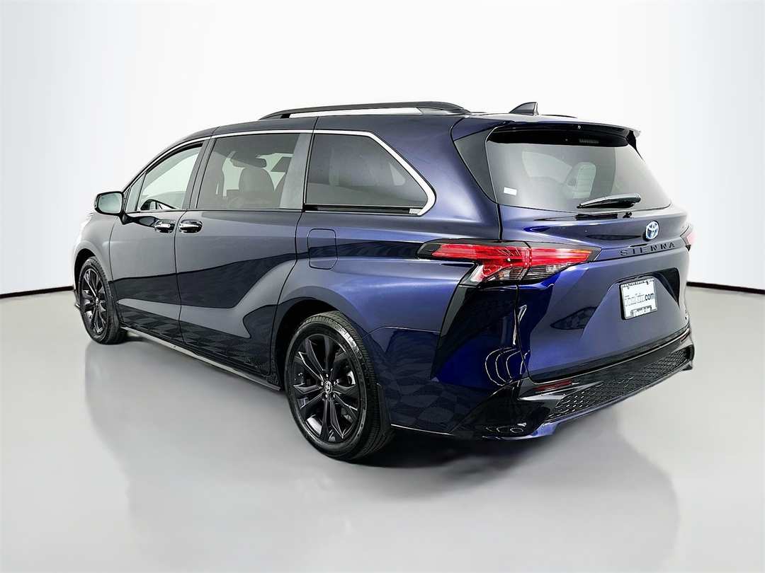 2022 Toyota Sienna XSE - Image 5
