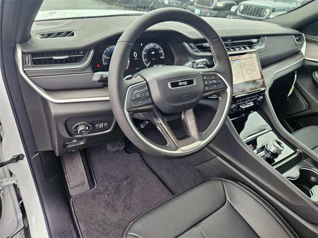 2025 Jeep Grand Cherokee L Limited - Image 13